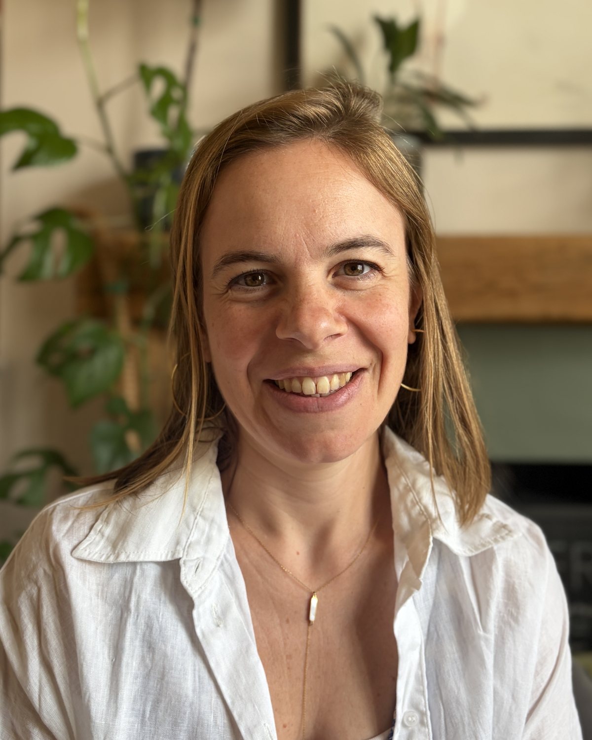 Corinna, certified Systemic Practitioner and Family Therapist, in her consulting room in Barcelona